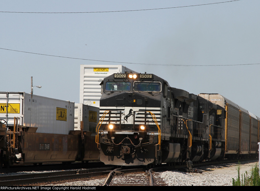 NS 9502 leads train 214 northbound